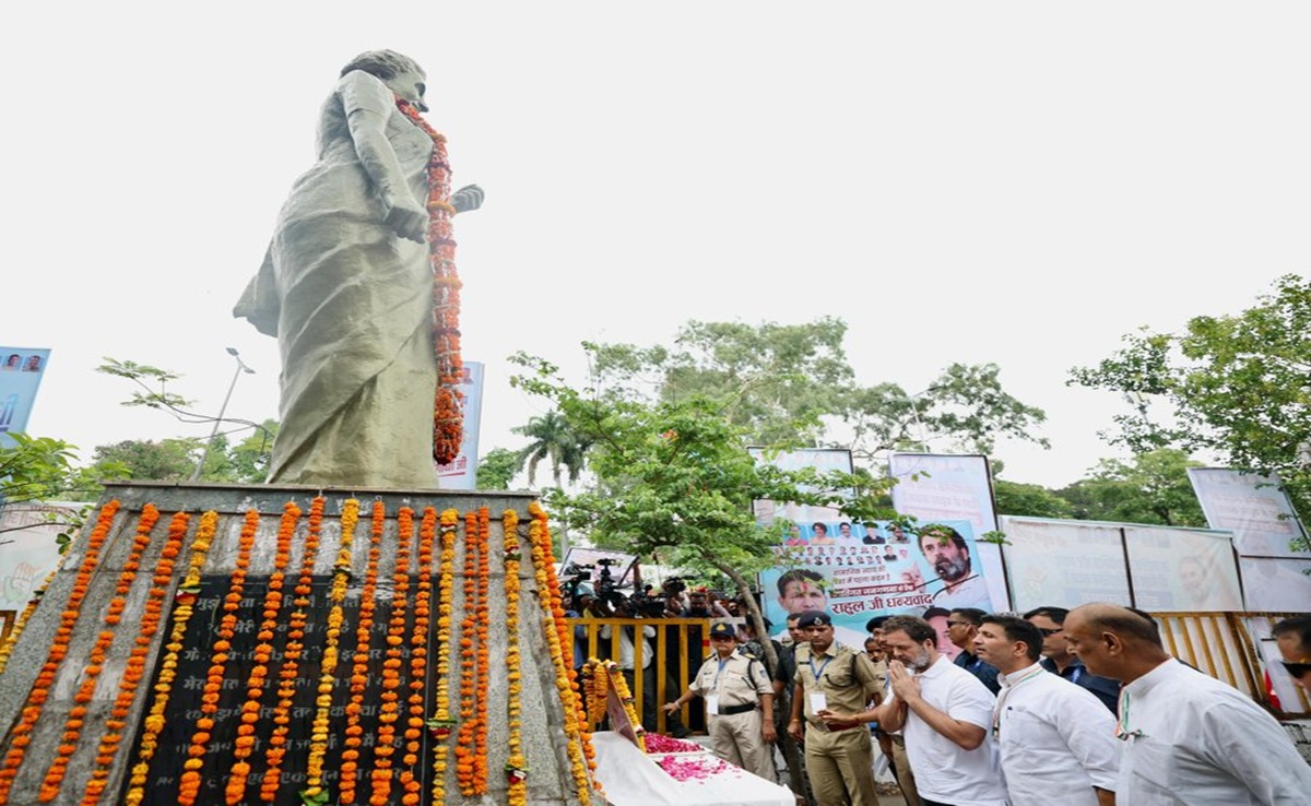 राहुल गांधी ने जूते पहनकर चढ़ाए इंदिरा गांधी की तस्वीर पर फूल, सीएम मोहन यादव ने कहा- ये हमारी संस्कृति नहीं, देखें Video