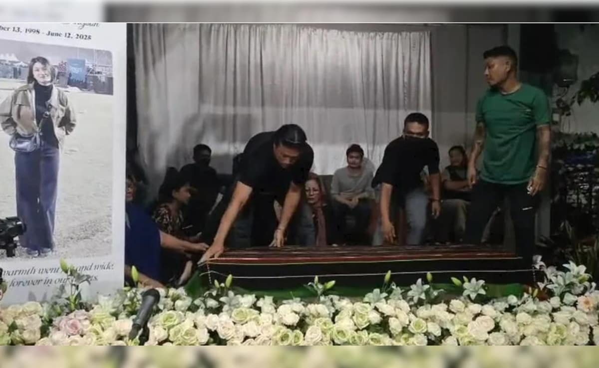 Her mother sat beside Singsons lifeless body, unwilling to let go.