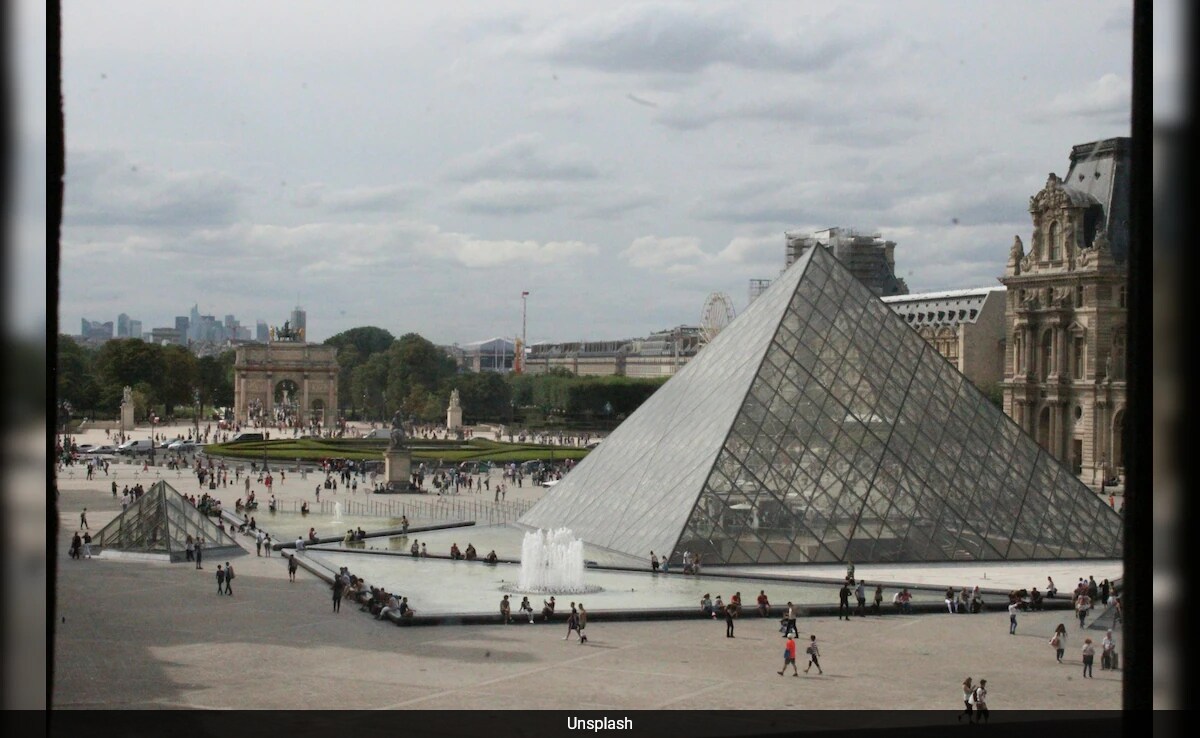 Paris Museum Housing 'Mona Lisa' Closes As Staff Protest Tourist Overcrowding