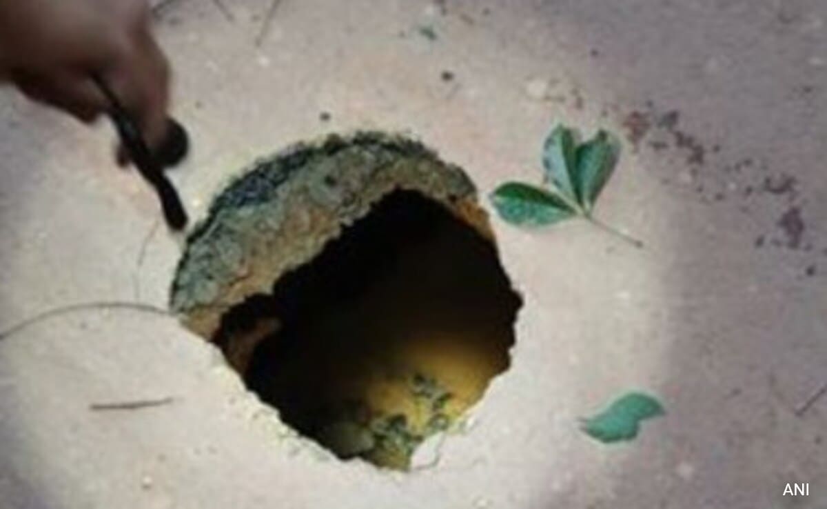 Kannur Потънала се мивка на пътя Чужали Ченгалай в Панамкуну в