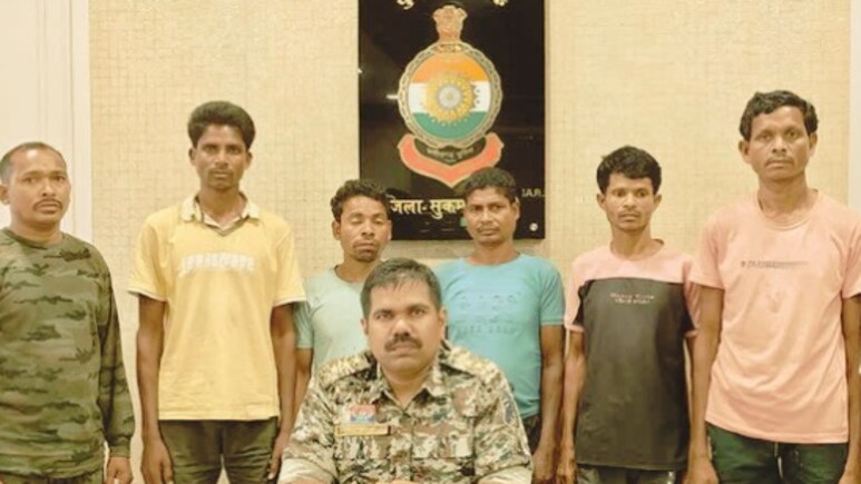 छत्तीसगढ़ के सुकमा में पांच नक्सली गिरफ्तार, कुल्हाड़ी समेत ये घातक हथियार बरामद; खुलेगा हत्या का राज