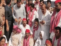 गोरखुपर गए सपा प्रतिनिधिमंडल को रोकने की कोशिश, नेता विपक्ष की गाड़ी रोक कर की नारेबाजी गोरखुपर गए सपा प्रतिनिधिमंडल को रोकने की कोशिश, नेता विपक्ष की गाड़ी रोक कर की नारेबाजी