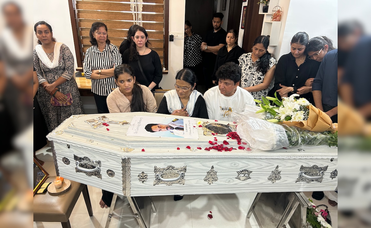The family stood in front of the casket with Clive Kunders portrait on it to bid final goodbye. The family stood in front of the casket with Clive Kunders portrait on it to bid final goodbye.