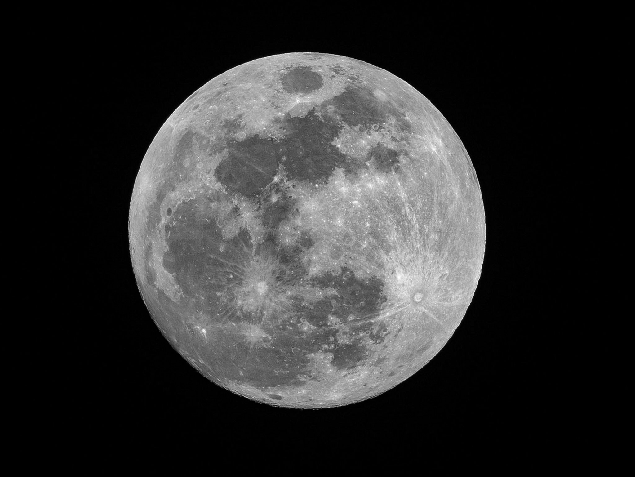 Soil On The Moon Could Potentially Support Life, Study Claims