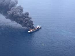 केरल तट के पास जहाज पर लगी आग, विस्फोट की सूचना, 18 लोगों को कोस्टगार्ड ने बचाया