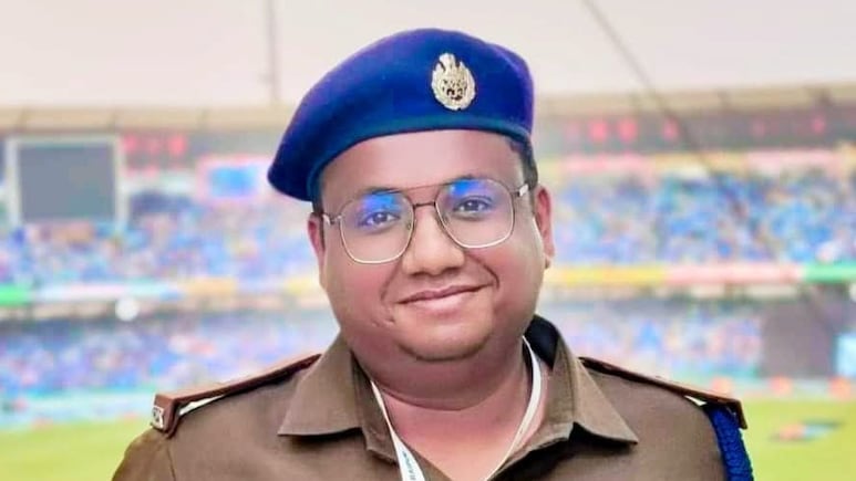 Anukampa Niyukti: शहीद ASP आकाश राव गिरपुंजे की पत्नी को मिली अनुकम्पा नियुक्ति, DSP बनीं स्नेहा Anukampa Niyukti: शहीद ASP आकाश राव गिरपुंजे की पत्नी को मिली अनुकम्पा नियुक्ति, DSP बनीं स्नेहा