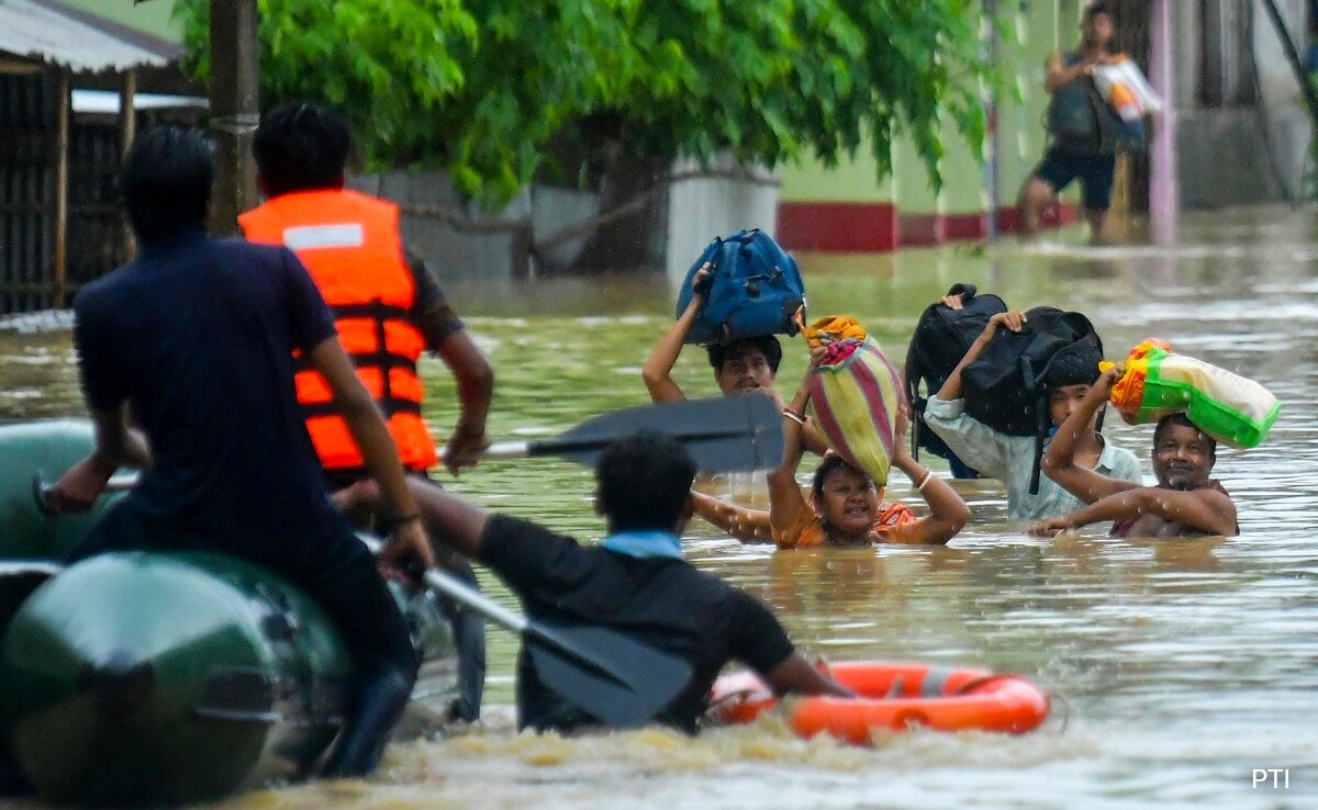 Най малко 34 души са загинали в наводнения и свлачища