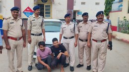Satna News: जिन आरोपियों को ढूंढ रही थी पांच राज्यों की पुलिस, वो AC Car में Jungle Safari करते मिले
