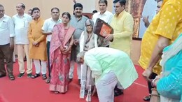 मदन दिलावर ने लोकतंत्र सेनानियों के छुए पैर, बोले- जितना सम्मान किया जाए, उतना ही कम है...