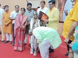 मदन दिलावर ने लोकतंत्र सेनानियों के छुए पैर, बोले- जितना सम्मान किया जाए, उतना ही कम है...