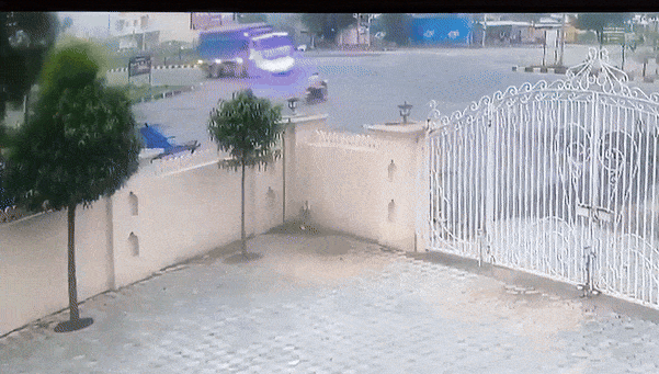 Video: वृंदावन चौराहे पर ट्रक ने बाइक सवार होमगार्ड को करीब 50 फीट तक सड़क पर घसीटा, वीडियो देख सिहर उठेंगे आप