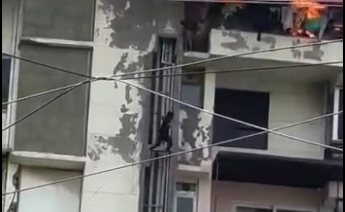 Ню Делхи Пожар избухна на осми и девети етаж на