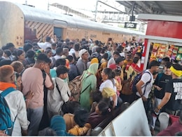 Khatu Shyam Mandir: ट्रेन से खाटू श्याम जानें का प्लान? पहले देख लें रींगस जंक्शन पर उमड़ी भारी भीड़ की ये तस्वीर Khatu Shyam Mandir: ट्रेन से खाटू श्याम जानें का प्लान? पहले देख लें रींगस जंक्शन पर उमड़ी भारी भीड़ की ये तस्वीर
