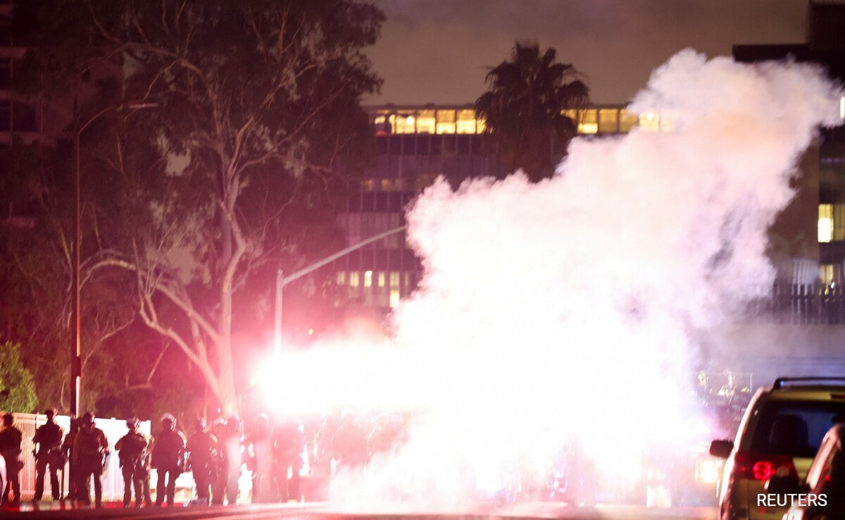 Зашеметяващи гранати, топчета от пипер, сълзотворен газ: Подробности за полицията в Ел Ей 