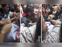 Mumbai News: झिंज्या उपटल्या, डोकं फोडलं, लोकलमध्ये महिलांच्या डब्यात तुफान राडा, Video viral Mumbai News: झिंज्या उपटल्या, डोकं फोडलं, लोकलमध्ये महिलांच्या डब्यात तुफान राडा, Video viral