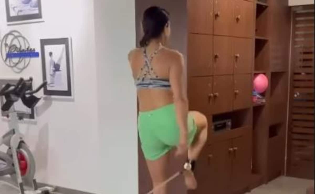Sara Alia Khan doing cable high knees. Photo: Instagram/saraalikhan95 Sara Alia Khan doing cable high knees. Photo: Instagram/saraalikhan95