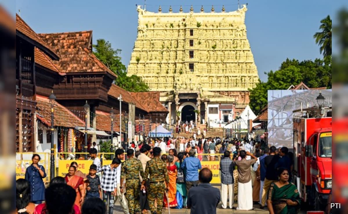 Thiruvananthapuram Стотици предани в неделя хвърлиха известния Срий Падманабхасвами храм