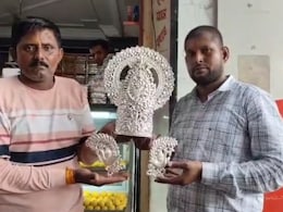 खाटूश्याम बाबा का एक भक्त ऐसा भी... चांदी का मुकुट-कुंडल किया भेट, अगली बार चढ़ाएगा सोने का कवच खाटूश्याम बाबा का एक भक्त ऐसा भी... चांदी का मुकुट-कुंडल किया भेट, अगली बार चढ़ाएगा सोने का कवच