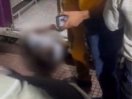 Ghatkopar station :  घाटकोपर स्टेशनवर प्लॅटफॉर्मच्या फटीत एक प्रवासी लोकलखाली अडकला Ghatkopar station :  घाटकोपर स्टेशनवर प्लॅटफॉर्मच्या फटीत एक प्रवासी लोकलखाली अडकला