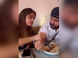 Janhvi Kapoor Takes A Bite From Shikhar Pahariya's Plate. His LOL Reaction Is Crazy Viral