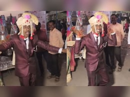 बारात में हीरो बन गया दूल्हा, अकेले ही कर लिया पूरा स्टेज हाइजैक, डांस से काटा बवाल बारात में हीरो बन गया दूल्हा, अकेले ही कर लिया पूरा स्टेज हाइजैक, डांस से काटा बवाल