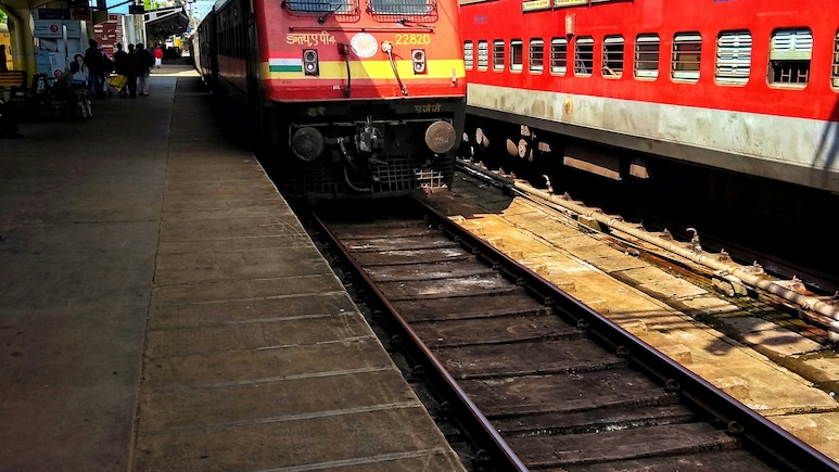 रेल का सफर: शिकायतों का पहाड़, राहत अब भी दूर