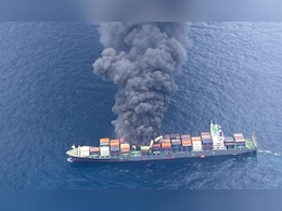 क्यों नही बुझ पा रही है सिंगापुर के जहाज में लगी आग, समझें हर एक बात  