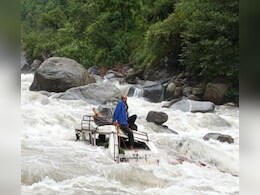 खौफनाक! उफनती नदी में फंसी गाड़ी और छत पर चढ़ गया ड्राइवर, जानिए फिर हुआ क्या
