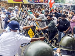 कोलकाता गैंगरेप पर राजनीति तेज, अपनी ही पार्टी पर क्यों भड़के कल्याण बनर्जी? टॉप अपडेट्स में जानिए पूरी कहानी कोलकाता गैंगरेप पर राजनीति तेज, अपनी ही पार्टी पर क्यों भड़के कल्याण बनर्जी? टॉप अपडेट्स में जानिए पूरी कहानी