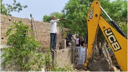 Rajasthan Encroachment Drive: भरतपुर में अतिक्रमण हटाने के दौरान हंगामा, बुलडोजर के सामने बैठ गया शख्स; पुलिस से नोंकझोक