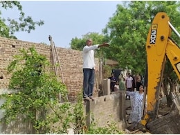 Rajasthan Encroachment Drive: भरतपुर में अतिक्रमण हटाने के दौरान हंगामा, बुलडोजर के सामने बैठ गया शख्स; पुलिस से नोंकझोक Rajasthan Encroachment Drive: भरतपुर में अतिक्रमण हटाने के दौरान हंगामा, बुलडोजर के सामने बैठ गया शख्स; पुलिस से नोंकझोक