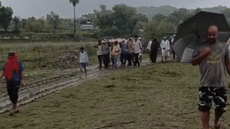 Rajasthan: मोक्षधाम तक कीचड़ में शवयात्रा ले जाने को मजबूर ग्रामीण, लकड़ियां गिली होने पर टायर डाल किया अंतिम संस्कार