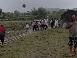 Rajasthan: मोक्षधाम तक कीचड़ में शवयात्रा ले जाने को मजबूर ग्रामीण, लकड़ियां गिली होने पर टायर डाल किया अंतिम संस्कार Rajasthan: मोक्षधाम तक कीचड़ में शवयात्रा ले जाने को मजबूर ग्रामीण, लकड़ियां गिली होने पर टायर डाल किया अंतिम संस्कार