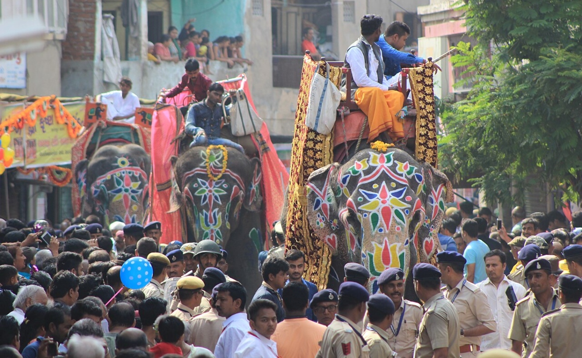 अहमदाबाद में रथ यात्रा के दौरान बेकाबू हुए हाथी, दो लोग घायल