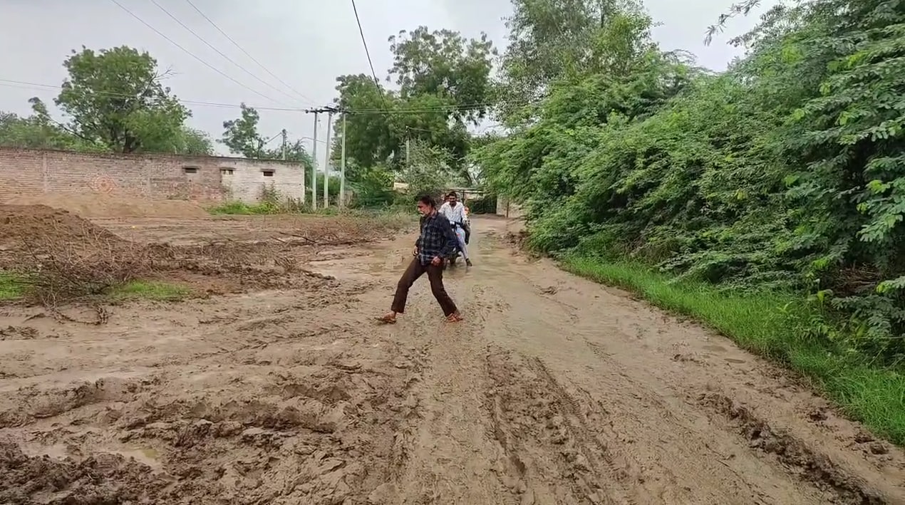 सड़क पर कीचड़ के कारण बच्चों का स्कूल आना बाधित सड़क पर कीचड़ के कारण बच्चों का स्कूल आना बाधित