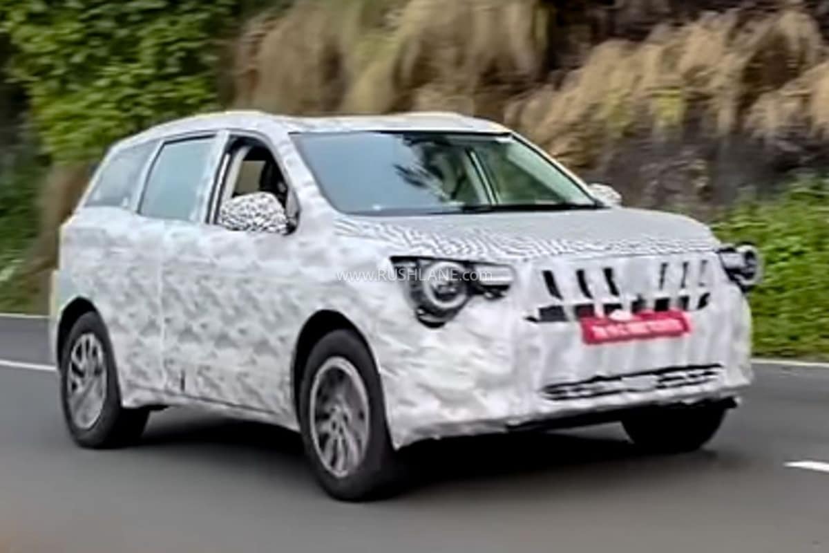 Mahindra XUV700 facelift spied
