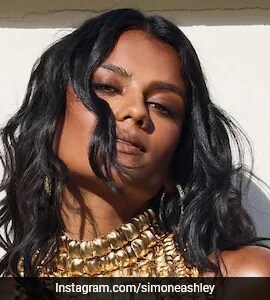Simone Ashley Embraces The Gold Charm In A Gilded Balmain Gown At <i>F1</i> Premiere Simone Ashley Embraces The Gold Charm In A Gilded Balmain Gown At <i>F1</i> Premiere