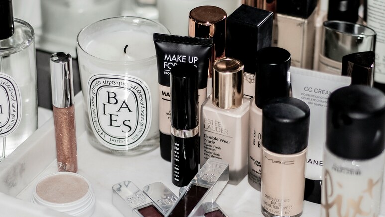 गर्मियों में इस तरह रखें अपने Makeup को फ्लॉलेस और लॉन्ग-लास्टिंग, देखें Lip Oil से लेकर Foundation तक के प्रोडक्ट्स पर बेस्ट डील्स गर्मियों में इस तरह रखें अपने Makeup को फ्लॉलेस और लॉन्ग-लास्टिंग, देखें Lip Oil से लेकर Foundation तक के प्रोडक्ट्स पर बेस्ट डील्स