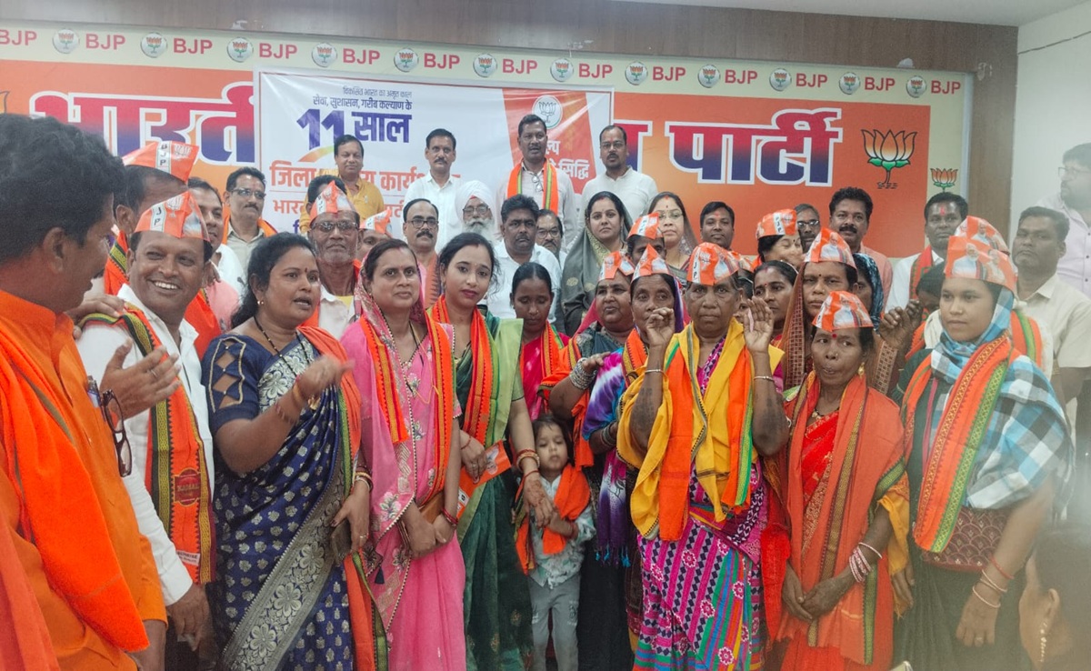 CG Polictics: 31 नेताओं के 'हाथ' छोड़ BJP में जाने के बाद, कांग्रेस MLA का बड़ा बयान, पार्टी छोड़ने वाले...