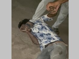 Brutality in Dhar: अमानवीयता! धार में बर्बरता की हद; चोरी के शक में 4 युवकों को बेरहमी से पीटा, Video Viral Brutality in Dhar: अमानवीयता! धार में बर्बरता की हद; चोरी के शक में 4 युवकों को बेरहमी से पीटा, Video Viral