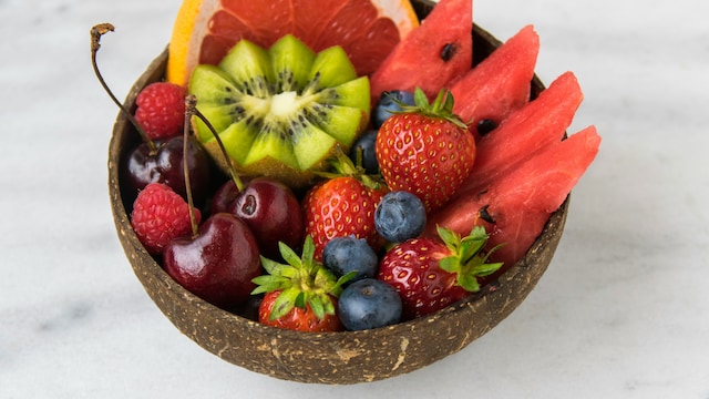 Choosing fresh, seasonal fruits and washing them thoroughly is key to making the most of their benefits