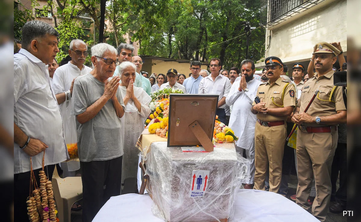 Тялото на капитан Сумет Сабхарвал пилот на самолета Air India
