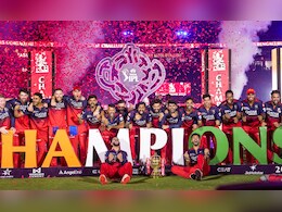 नम आंखें, हाथ में ट्रॉफी और जीत का जश्न... RCB के जबरा फैन्स को हमेशा याद रहेंगी ये तस्वीरें नम आंखें, हाथ में ट्रॉफी और जीत का जश्न... RCB के जबरा फैन्स को हमेशा याद रहेंगी ये तस्वीरें