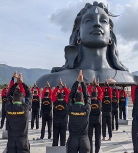 International Day Of Yoga: सद्गुरू के ईशा फाउंडेशन ने 10,000 से अधिक रक्षा कर्मियों को दिया फ्री योगा सेशन 