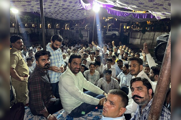 जयपुर के शहीद स्मारक पर बैठे हनुमान बेनीवाल. जयपुर के शहीद स्मारक पर बैठे हनुमान बेनीवाल.