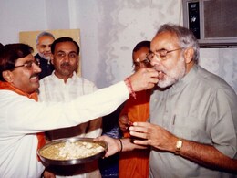 'मोदी अर्काइव' ने पीएम मोदी और विजय रूपाणी की पुरानी तस्वीरें शेयर की 'मोदी अर्काइव' ने पीएम मोदी और विजय रूपाणी की पुरानी तस्वीरें शेयर की
