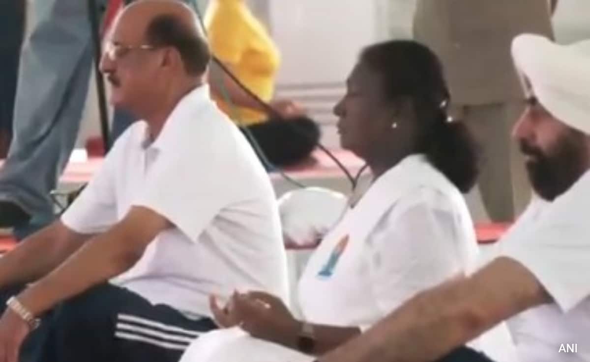 Дехрадун Президентът Драупади Мурму участва в 11 ия международен празник