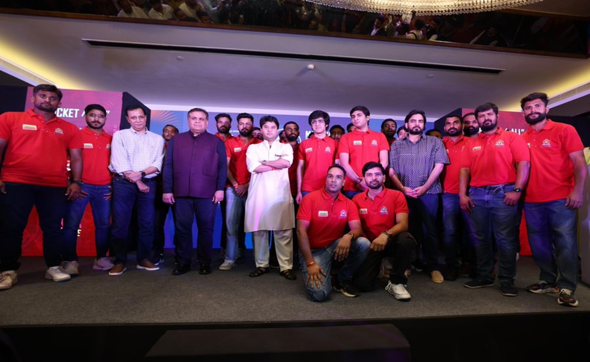MPL 2025: क्रिकेट का रोमांच जारी, IPL के बाद अब MPL की बारी! केंद्रीय मंत्री सिंधिया ने किया ट्रॉफी अनावरण