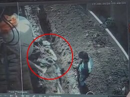 Shocking Video : खड्डा खोदताना बाजूचा मलबा अचानक अंगावर पडला; एका कामगाराचा मृत्यू