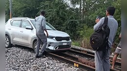 Viral Video: रिलसाठी हद्द केली! तरुणीने रेल्वे रुळावर सुसाट कार पळवली, पाहा VIDEO